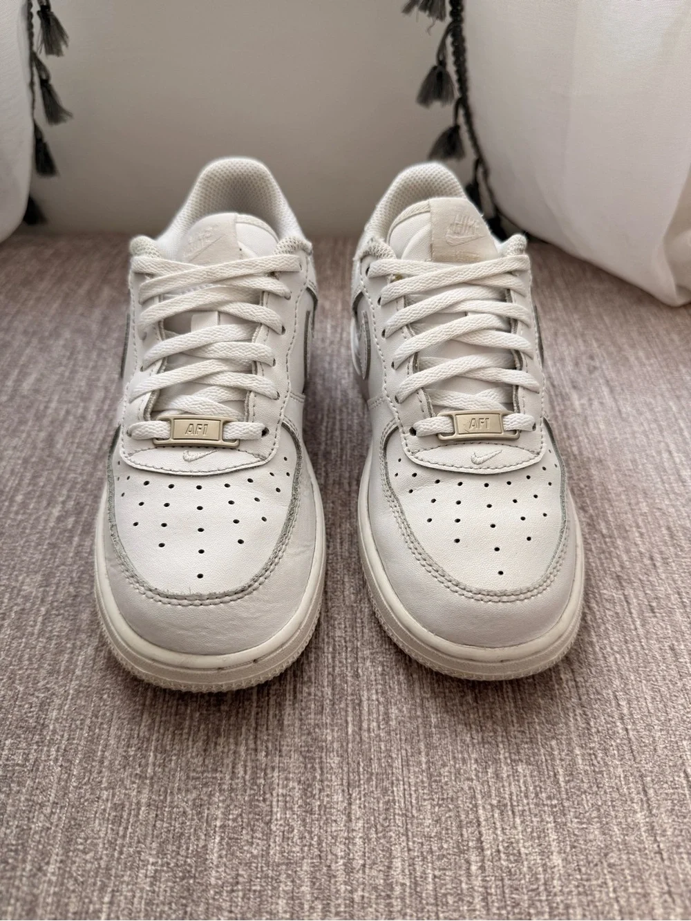 Nike Air Force One- Kids White Low-Top Sneakers with Swoosh size 2